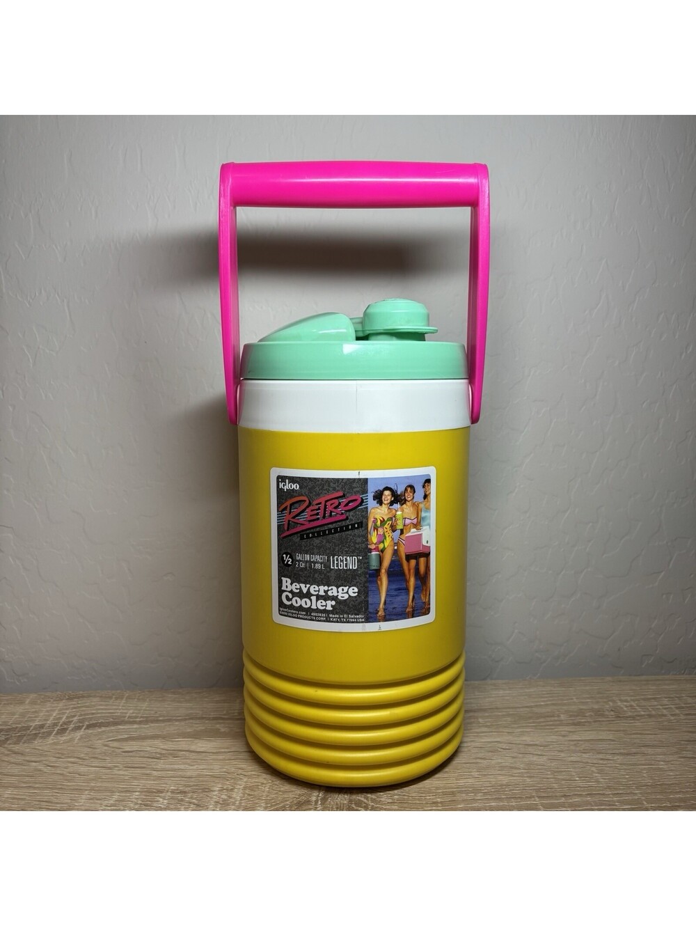 NWT Igloo Retro Collection 1/2 Gallon Legend Water Jug Cooler Yellow Mint 90s